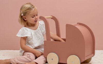 De 15 leukste houten poppenwagens: een duurzaam ritje langs tijdloze herinneringen
